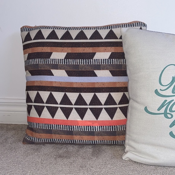 Set of 3 throw pillows - 16”x16” - Picture 2 of 8